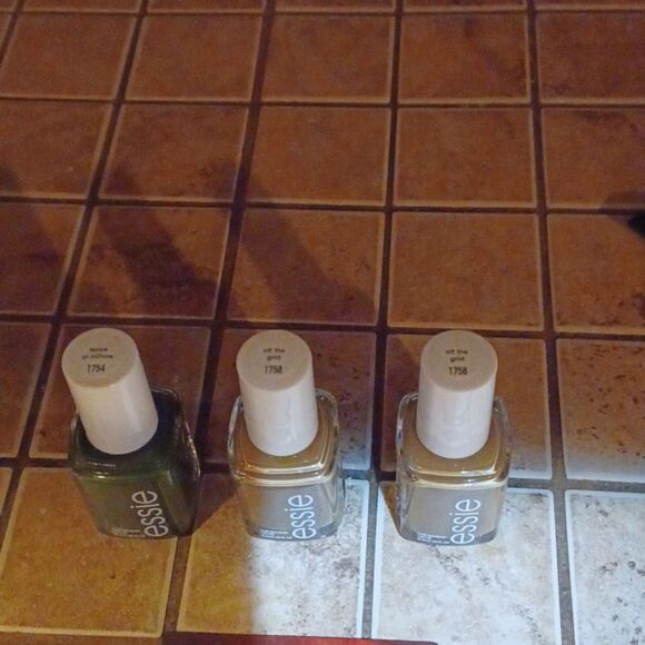 NEW ESSIE Nail Polish - #1758 Two -#1754 1 Kiss Halloween Glow 4 items - Picture 4 of 6
